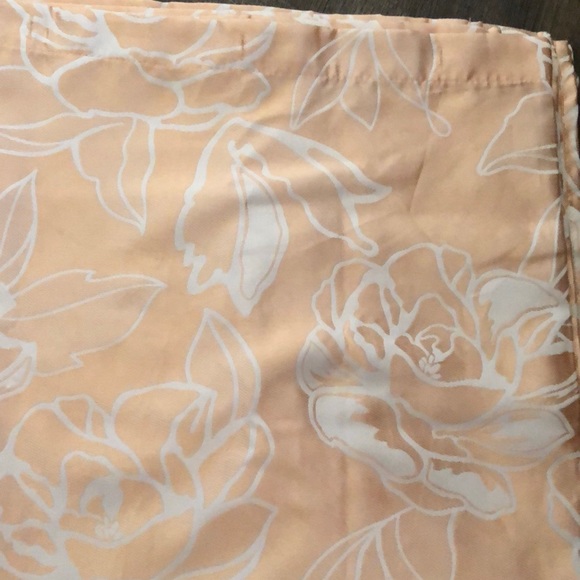 Beautiful peach APRINA shower curtain - Picture 3 of 4